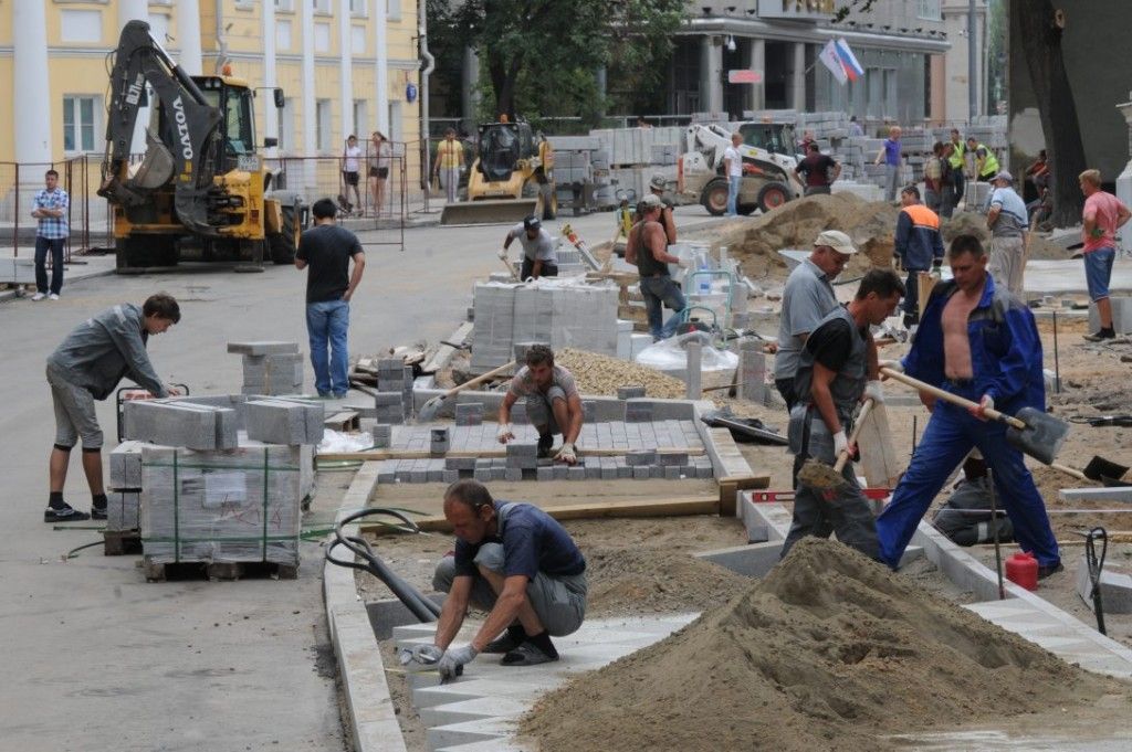 Город ремонта отзывы. Укладка бордюров в Москве. Стройка бордюры. Улица Москвы бордюр. Московские бордюры.