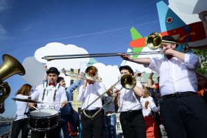 Парад "Шагающих оркестров" в парке искусств "Музеон"  в честь Дня Победы.