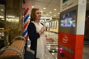 Зарядка мобильных телефонов на станции метро "Выставочная". Полина Крамар заряжает мобильный телефон