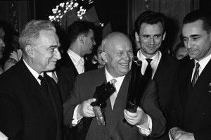 mikhail-savin.-n.s.-khrushchev-vruchaet-podarki-v-munitsipalitete-g.-bordo.-1960