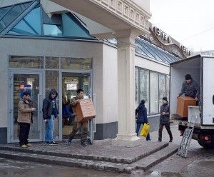 Подготовка к сносу ларька "Пирамида" на Тверской улице.