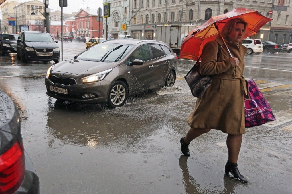 В чем ходят в москве сейчас. На улице сейчас фото. В чем сейчас ходят в Москве. На улице сегодня прохладно. В чем ходят в Москве сейчас по погоде.