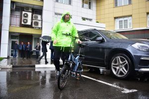 Глава департамента природопользования и охраны окружающей среды Антон Кульбачевский едет на работу на велосипеде в дождь