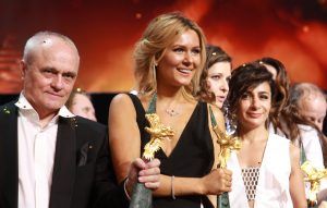 Мария Кожевникова (в центре) на церемонии вручения премии "Золотой орел"