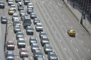Число машин на дорогах Москвы увеличится в начале сентября. Фото: "Вечерняя Москва"