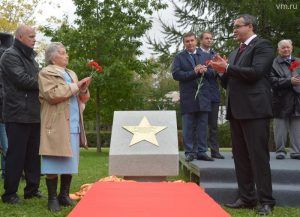 Закладной камень на месте будущего памятника открыли в Дзержинском районе. Фото: "Вечерняя Москва"