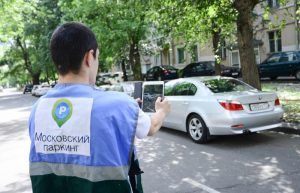 Пожаловаться на парковку на газоне москвичи смогут в режиме онлайн. Фото: "Вечерняя Москва"