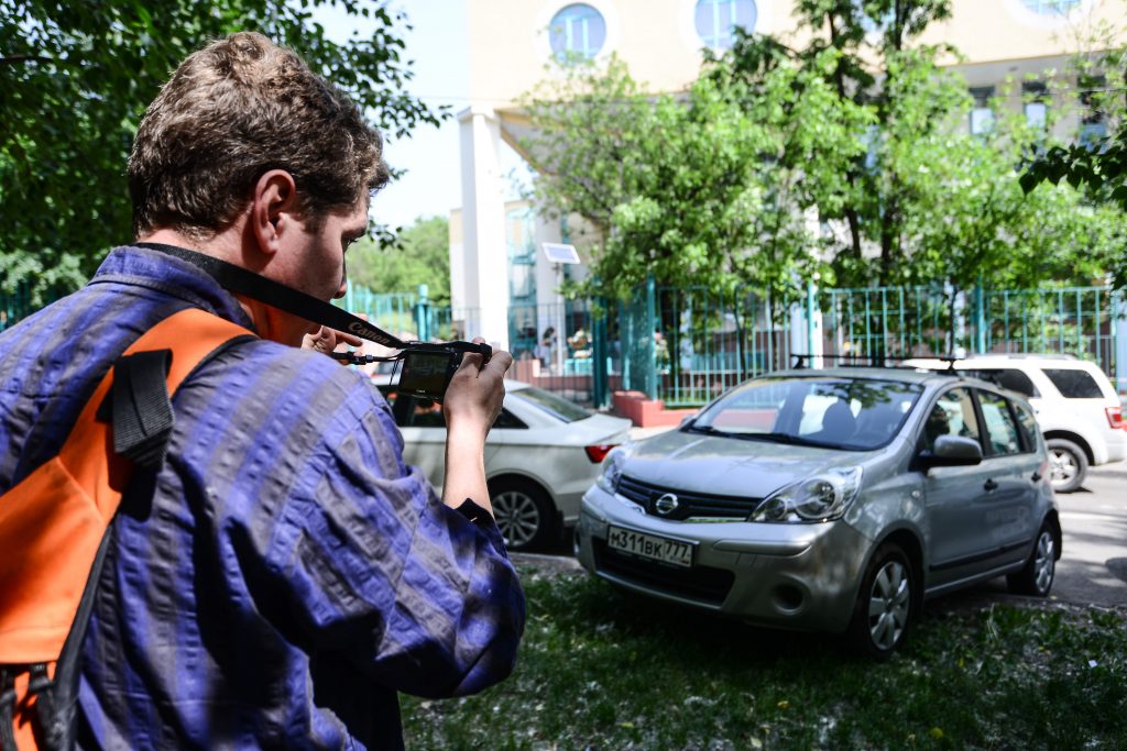 Фото нарушения автомобиля. Человек фотографирует машину. Нарушители парковки. Нарушения ПДД Москва. Фотографировать нарушителей ПДД.