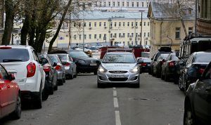 Водители стали тратить меньше времени для того, чтобы найти свободное место для стоянки. Фото: "Вечерняя Москва"