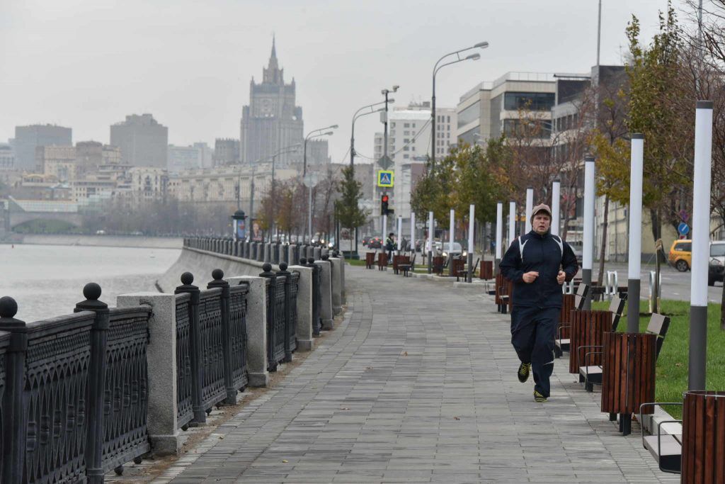 Река улица. Краснопресненская набережная благоустройство. Москва река Пресненская набережная. Благоустройство Набережных Москвы-реки. Якиманка пешеходная набережная Москва.