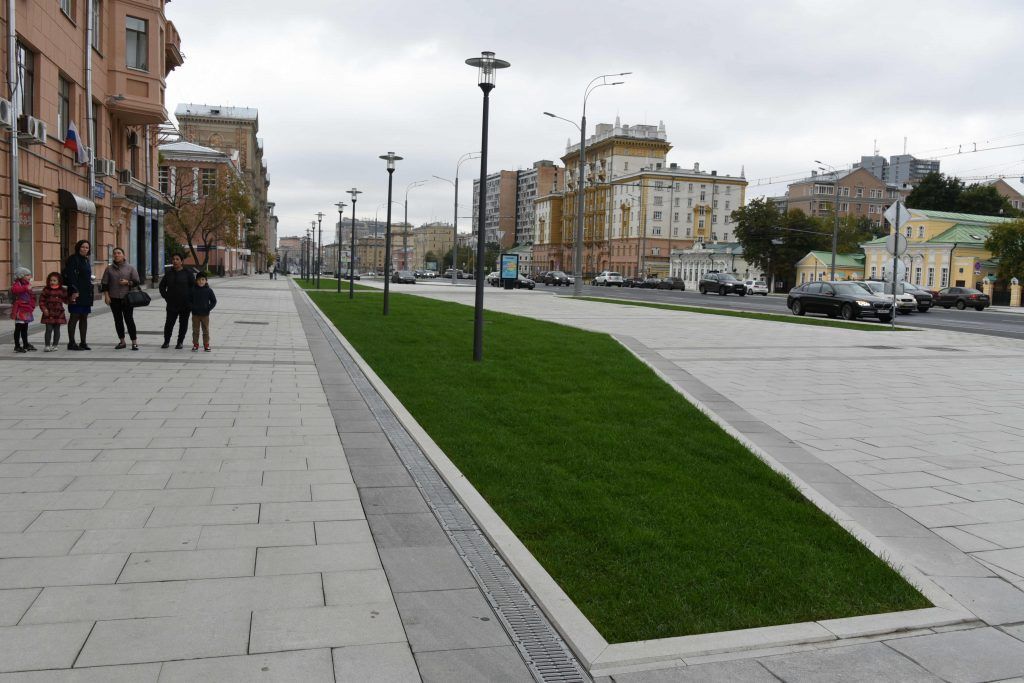 Городские тротуары. Москва Тверская Озеленение садовое. Якиманский сквер Москва. Моя улица Москва благоустройство. Благоустройство Якиманки.