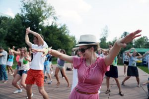Танцевальные вечеринки будут проходить в московском парке с 15 июня по 17 августа под диджей-сеты. Фото: "Вечерняя Москва"