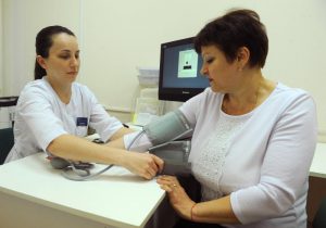 В настоящее время жители Москвы могут получить электронную медкарту, записавшись на прием к врачу. Фото: "Вечерняя Москва"