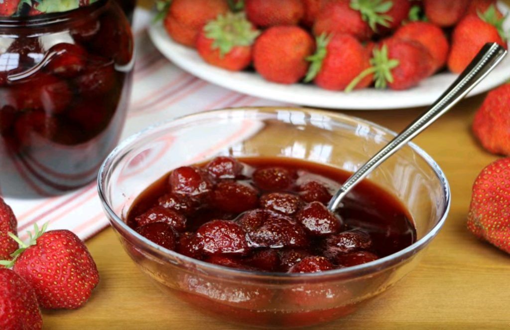 Самое вкусное клубничное варенье с целыми ягодами. Клубничное варенье. Клубничное варенье пятиминутка. Варенье из Виктории. Варенье из клубники с целыми ягодами.
