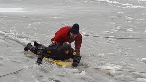 Учащиеся прошли вводный инструктаж по технике безопасности и повторили порядок действий при спасении провалившихся под лед. Фото: пресс-служба ГОЧСиПБ