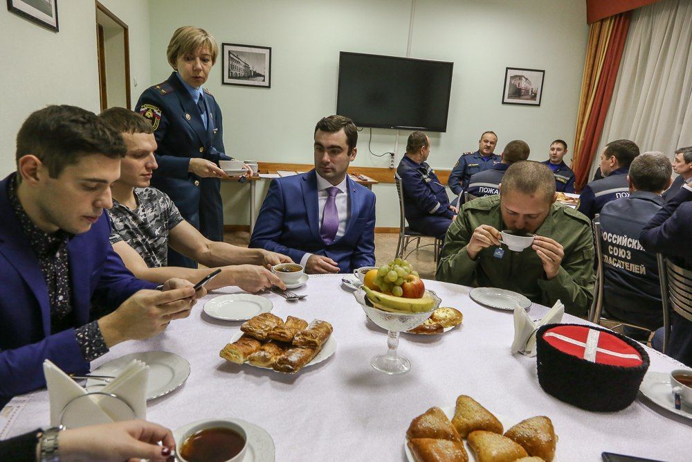 Тесное объединение. Добровольцы МЧС. Добровольчество в МЧС России. Добровольчество МЧС России по Республике Бурятия. Волонтёры МЧС фото.