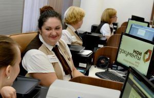 Сотрудники центров помогут заменить российское водительское удостоверение. Фото: Владимир Новиков, «Вечерняя Москва»
