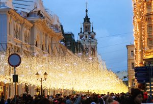 «Рождественский звездопад» на Никольской улице не уберут до 28 февраля. Фото: «Вечерняя Москва»