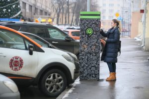 Чаще всего московские автомобилисты интересуются способами оплаты парковочного места. Фото: Антон Гердо, «Вечерняя Москва»