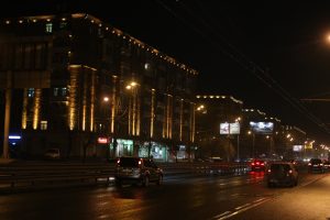 На время праздников на центральных столичных улицах традиционно будет включена праздничная подсветка. Фото: «Вечерняя Москва»