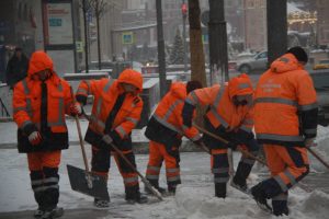 Круглосуточно уборкой улиц занимаются более 7500 тысяч рабочих. Фото: Павел Волков, "Вечерняя Москва"