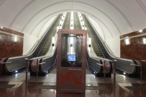 Поздравления звучали на эскалаторах метро. Фото: «Вечерняя Москва»