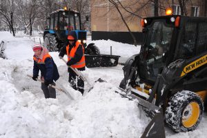 Снег расчищают почти 120 человек. Фото: архив, «Вечерняя Москва»