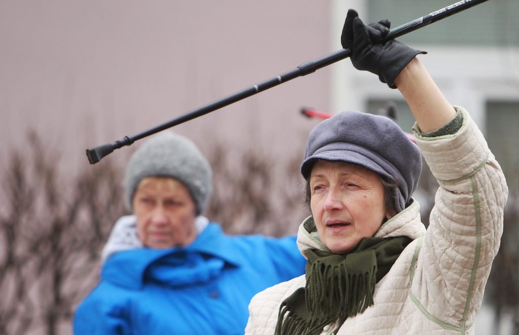 Работа для пенсионерки в москве. Шапка пенсионера. Пенсионер с фонариком. Совет ветеранов фото ходьба. Фото лыжников пенсионеров.