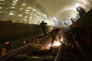 Более 67 километров путей на четырех линиях метрополитена обновят до конца года. Фото: архив, «Вечерняя Москва»