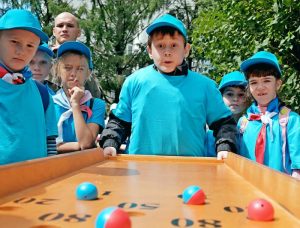 Юных москвичей пригласили сыграть в логическую настольную игру. Фото: Максим Аносов, «Вечерняя Москва»