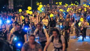 Участники ночного велопарада финишируют на Болотной площади. Фото: официальный сайт мэра Москвы