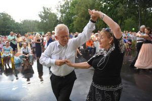 Самая пожилая танцующая пара исполнит бальные танцы. Фото: Александр Кожохин, «Вечерняя Москва»