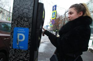 Правила оплаты парковки в Москве через электронное приложение станут удобнее. Фото: Наталия Нечаева, «Вечерняя Москва»