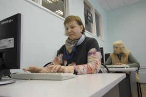 Работать с компьютером в 2018 году обучились в центре соцобслуживания более 70 людей старшего возраста. Фото: Пелагия Замятина, «Вечерняя Москва»