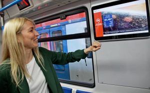 Видеосюжеты об истории Москвы стали показывать на экранах в вагонах метро. Фото: Павел Волков, «Вечерняя Москва»