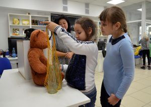Сотрудники районной библиотеки пригласили горожан на выставку игрушек. Фото: Анна Быкова