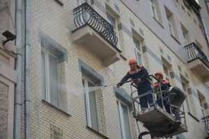Специалисты «Жилищника» привели в порядок фасады зданий в районе. Фото: архив, «Вечерняя Москва»