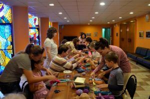 Взрослых и детей пригласили на мастер-класс в районную библиотеку. Фото: Анна Быкова