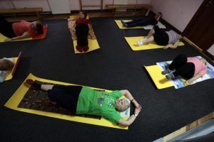 Участники программы «Московское долголетие» худеют благодаря йоге и фитнесу. Фото: архив, «Вечерняя Москва»