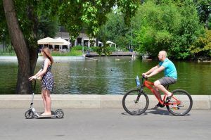 Жители столицы смогут прокатиться по одной из самых протяженных велодорожек в Парке Горького. Фото: Анна Быкова