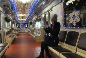 Новогодний поезд можно будет увидеть на станциях метро «Октябрьская» и «Полянка». Фото: Антон Гердо, «Вечерняя Москва»