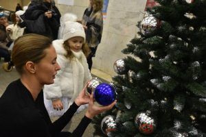 Около 20 новогодних елок появятся на станциях МЦК. Фото: Пелагия Замятина, «Вечерняя Москва»