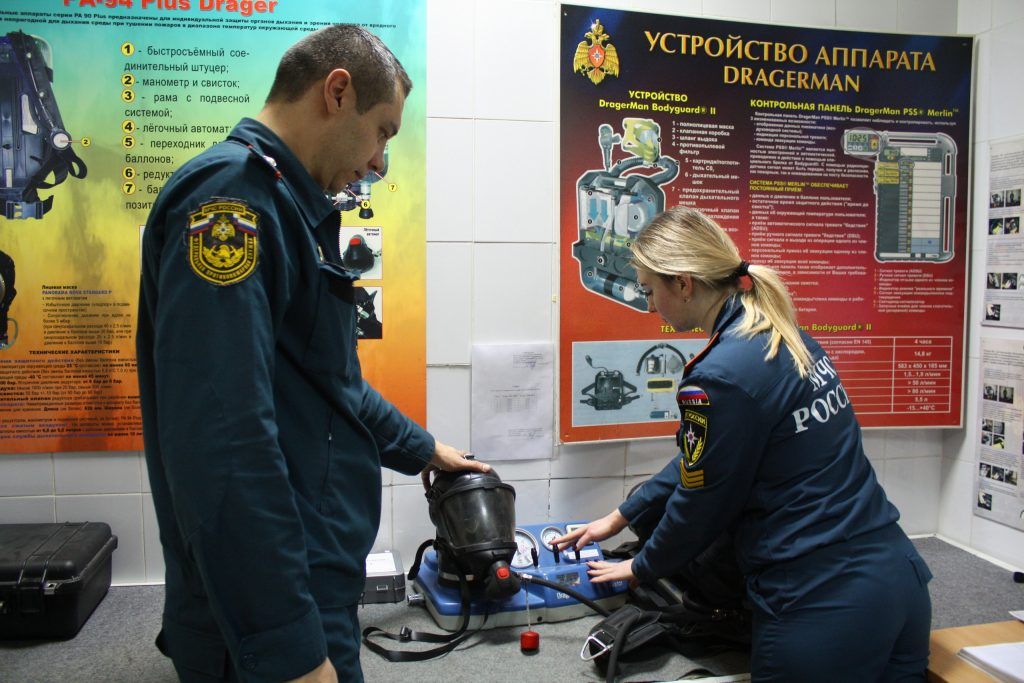 Специалист пожарной безопасности в москве. Подготовка МЧС. Физическая подготовка МЧС. МЧС институт помощь людям.