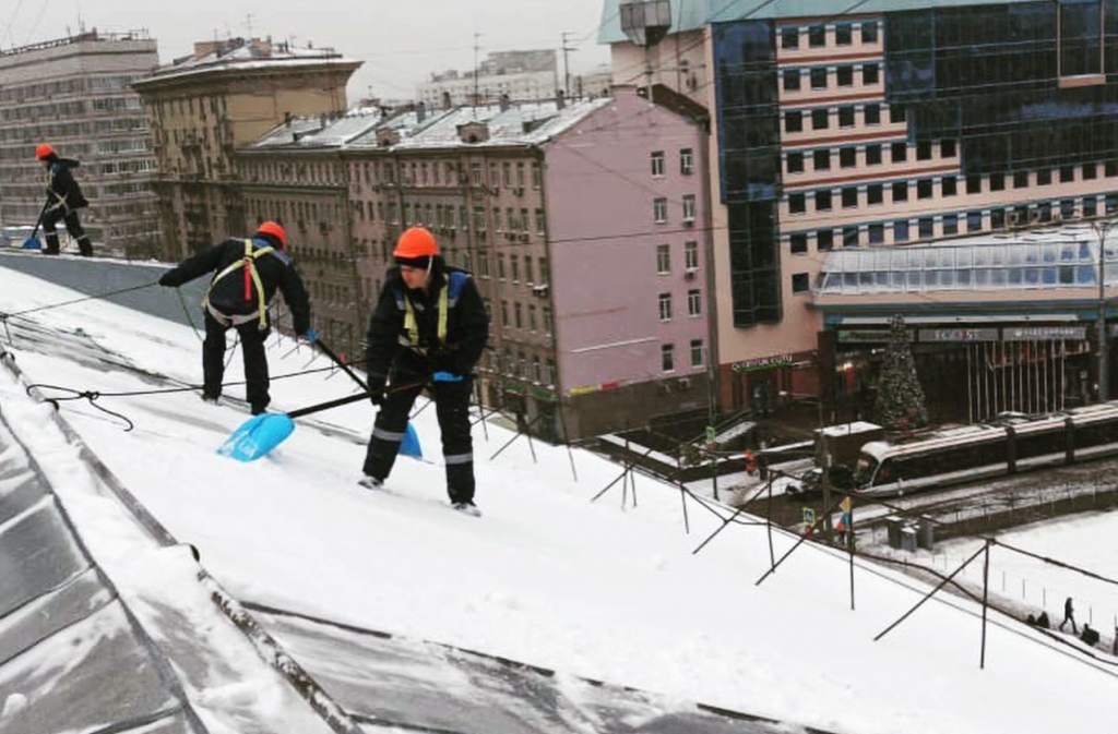 Уборка снега крыш домов