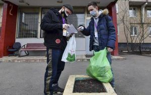 Более 8 тыс соцработников и волонтеров помогают москвичам на самоизоляции. Фото: сайт мэра Москвы