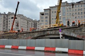 Гранитную облицовку Большого каменного моста отреставрируют специалисты. Фото: Анна Быкова