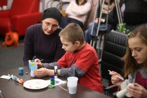 Представители детской библиотеки пригласили детей и их родителей на творческий мастер-класс. Фото: Антон Гердо, «Вечерняя Москва»