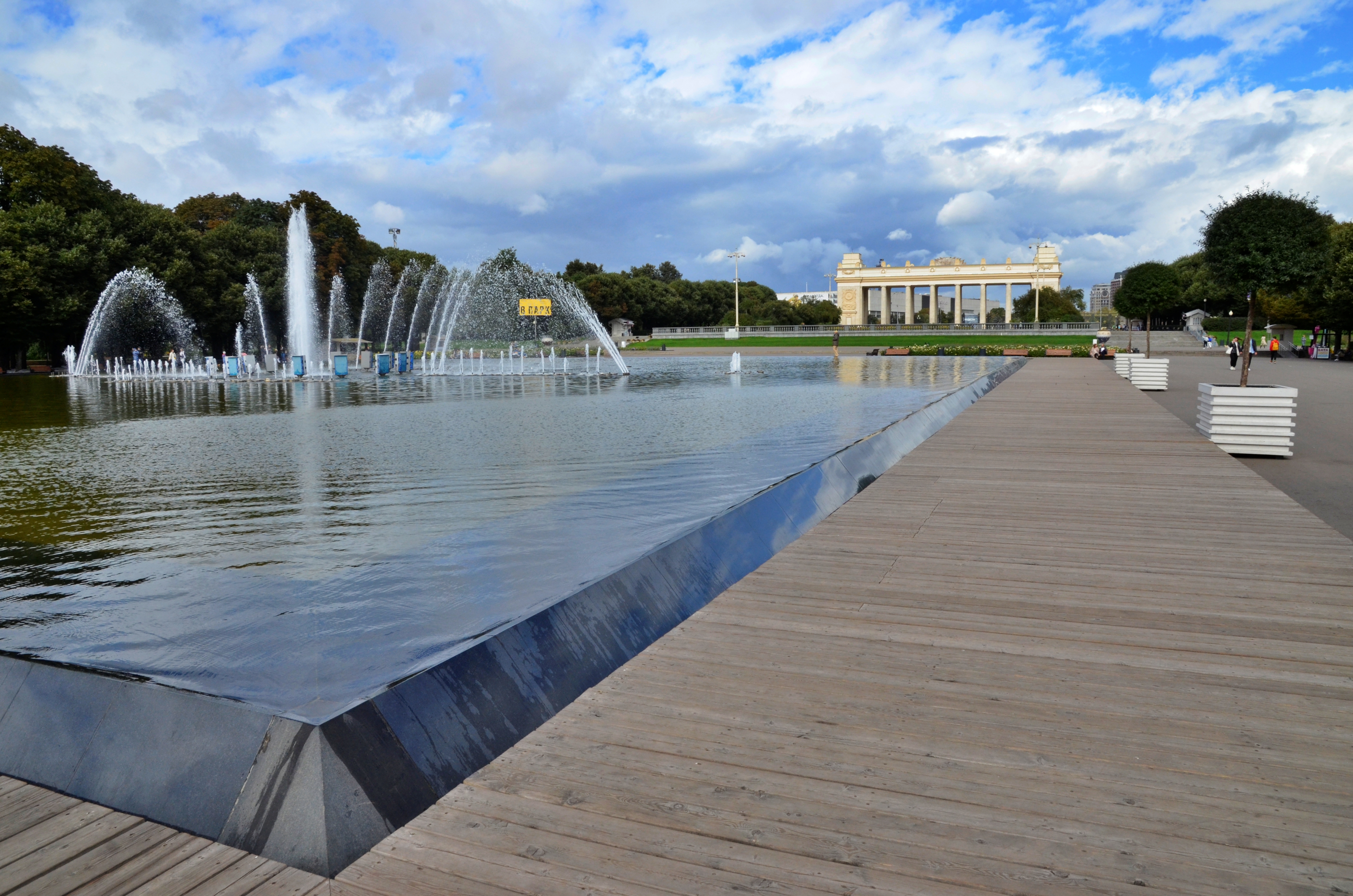 Gorky park moscow. Парк Горького Москва. Якиманка парк Горького. Воробьевы горы фонтаны. Парк Горького территория.