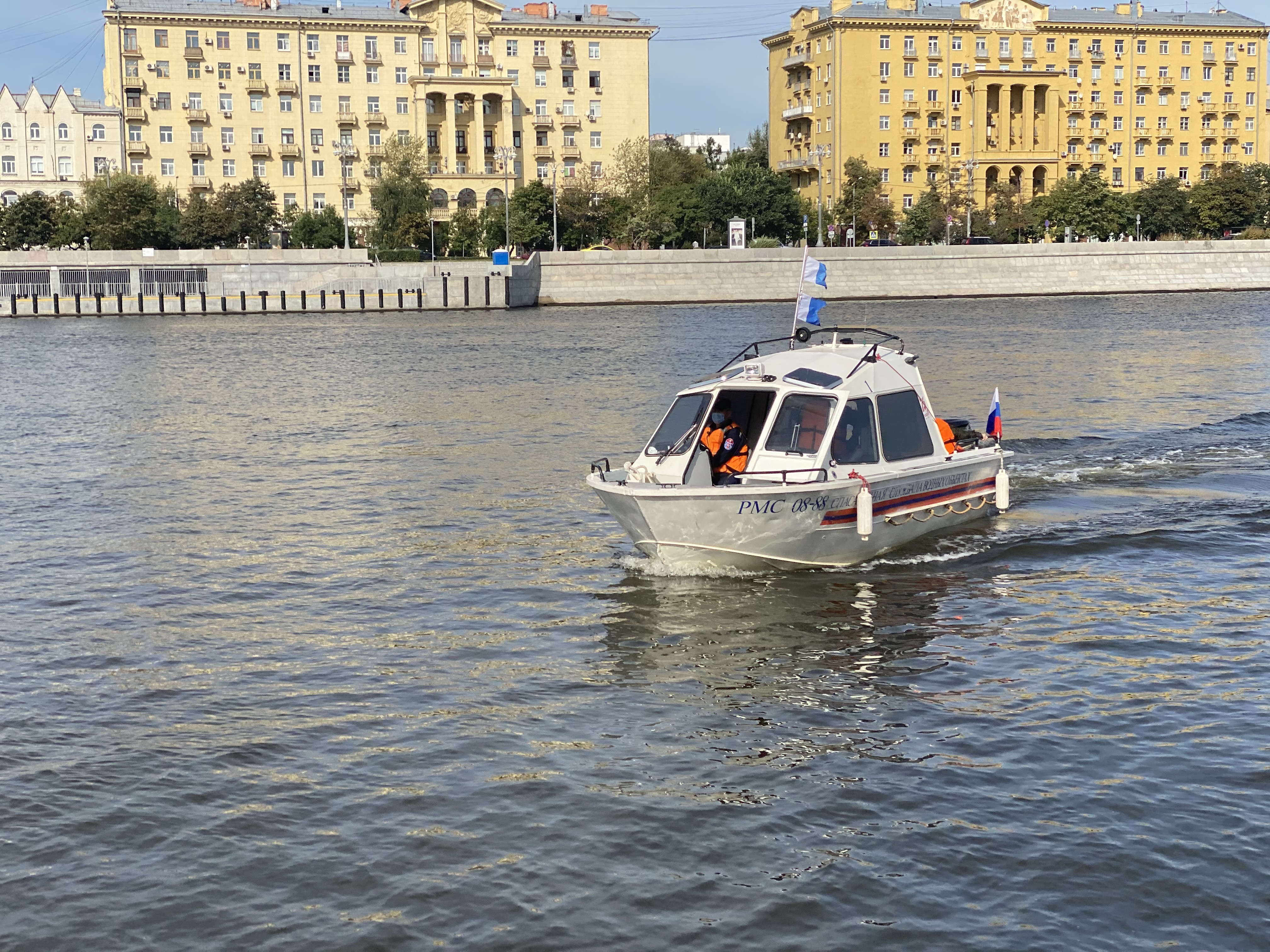 Сотрудники ПСС «Крымский мост» в выходные спасли человека из воды и  вытащили автомобиль со дна Москва-реки