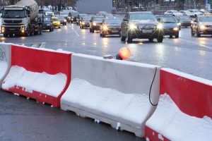 Сотрудники «Жилищника» за зиму провели ремонт дорожного полотна в районе. Фото: сайт мэра Москвы